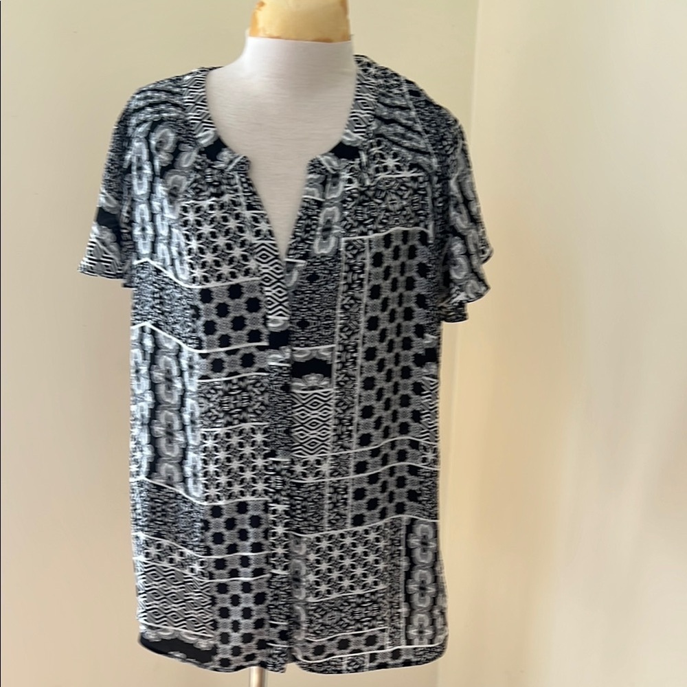 Rose & Olive 1X Black and White front button flutter sleeve Women's Top.